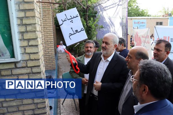زنگ سپاس معلم در هنرستان احمدی روشن منطقه ۱۴ تهران با حضور وزیر نیرو نواخته شد