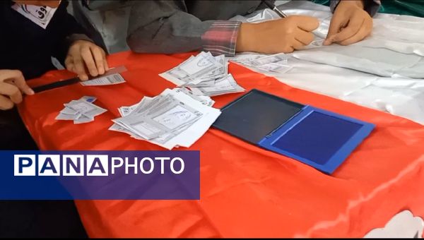 انتخابات شورای دانش آموزی در دبستان امام هادی(ع)
