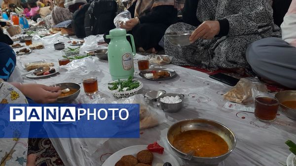 اعتکاف دانش آموزی در مسجد فاطمیه گنبد سبز نیشابور