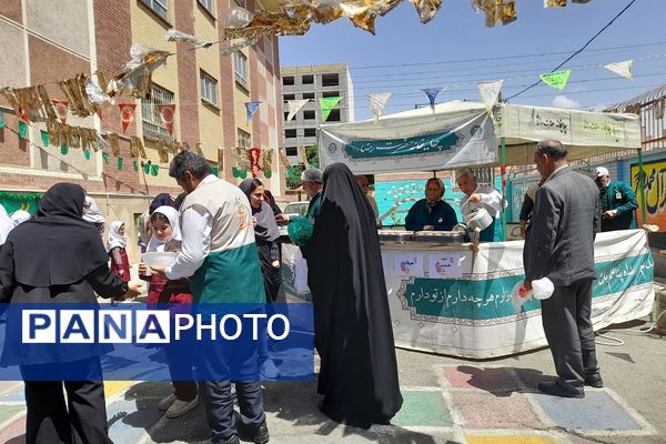 مراسم  پرچم گردانی  بارگاه حضرت علی بن موسی‌الرضا (ع) در مدرسه باهنر ملارد به مناسبت دهه کرامت