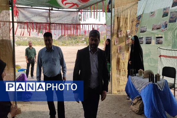 غبارروبی و عطر افشانی گلزار شهدای شهر بار در هفته دفاع مقدس