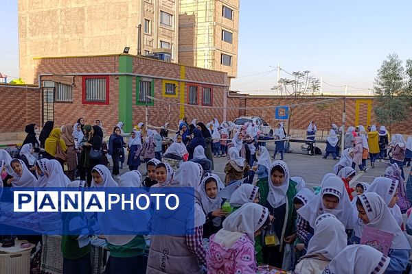 برپایی بازارچه کسب‌و‌کار در مدرسه شهدای پانزده خرداد قرچک