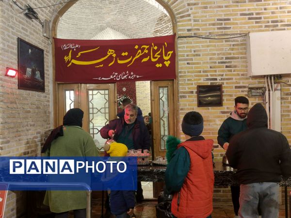 فعالیت چایخانه حضرت زهرا(س) نیشابور در هوای سرد زمستانی 