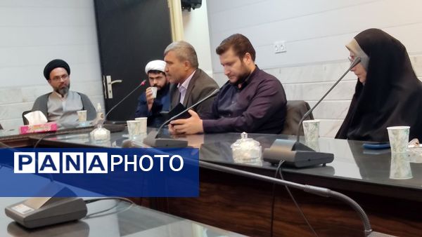 دیدار کادر آموزشی مدارس و دانش‌آموزان با امام جمعه شهرستان ساوه