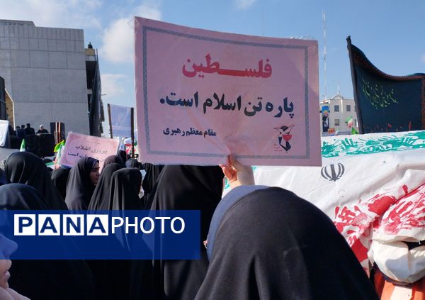 راهپیمایی ۱۳ آبان در میدان شهدا مشهد
