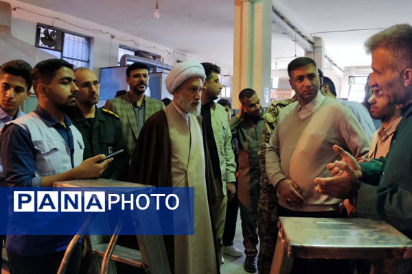 بازدید نماینده ولی فقیه استان فارس از هنرستان طالقانی در آستانه هفته بسیج
