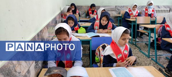 توزیع کتاب « از ایرانمان دفاع می کنیم » در بین دانش‌آموزان پیشتاز مدرسه شهید خاقانی شهرستان شیروان