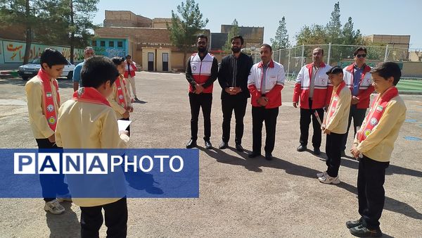 مراسم اهدای بسته های لوازم التحریر به دانش آموزان لازم التوجه دبستان شهید پسندیده فدافن