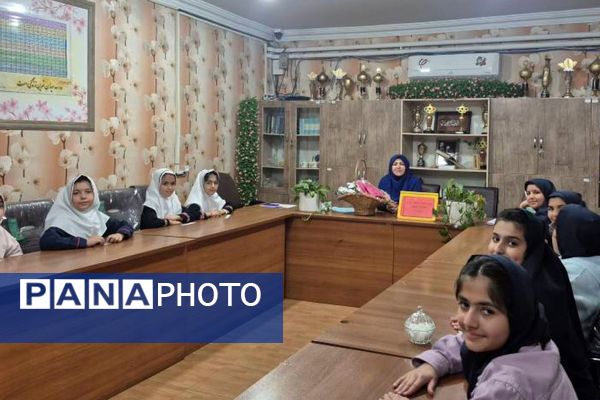 اولین جلسه شورای دانش‌آموزی با همراهی مدیر مدرسه هدی۱ 