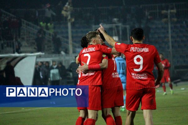 برد شیرین تراکتور در خانه مقابل چادرملو 