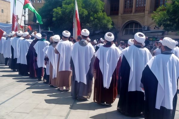 طلاب همدانی با پوشیدن کفن علیه استکبار جهانی راهپیمایی کردند