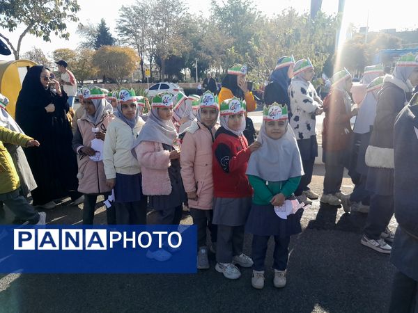 حضور دانش آموزان و آحاد مردم شریف منطقه رضویه در راهپیمایی 13آبان