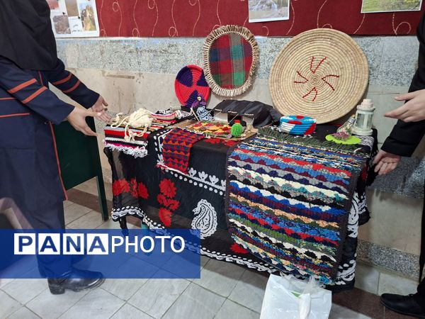نمایش هنرهای دستی دانش‌آموزان معمولان