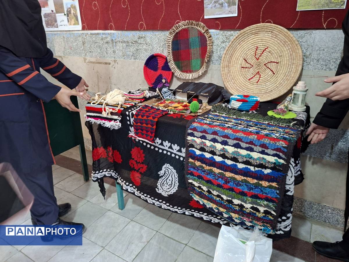 نمایش هنرهای دستی دانش‌آموزان معمولان