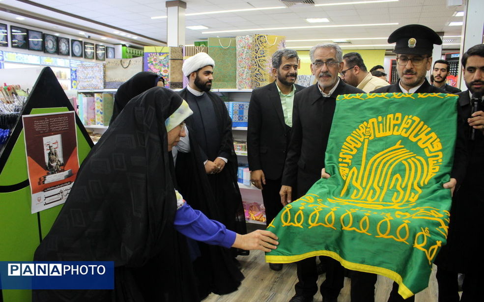 جشن دوسالگی فروشگاه لوازم التحریر پروا با خدام حرم رضوی در شهر یزد