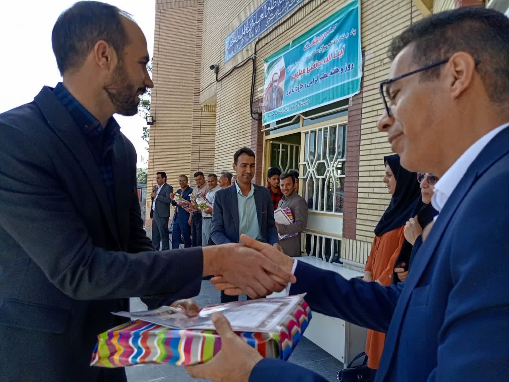 مراسم تقدیر از دبیران دبیرستان نمونه آیت الله خامنه‌ای