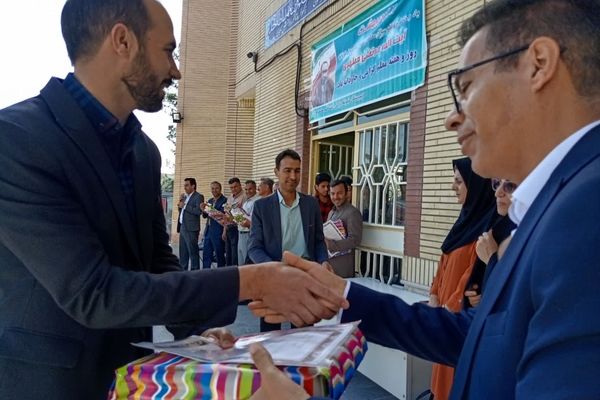 مراسم تقدیر از دبیران دبیرستان نمونه آیت الله خامنه‌ای