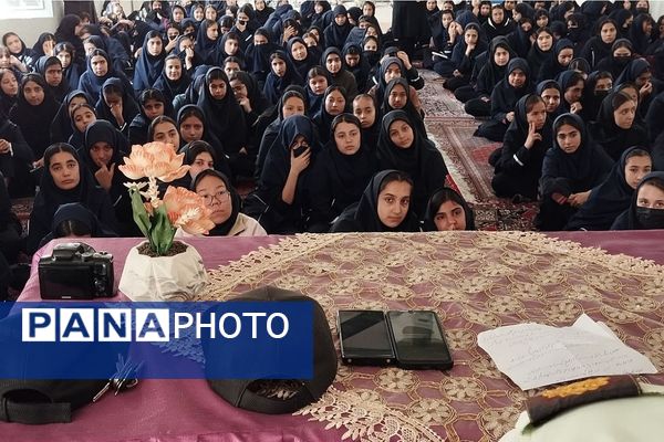 آشنایی با نیروی انتظامی گامی به سوی ارتقاء امنیت در مدرسه زکیه صباشهر