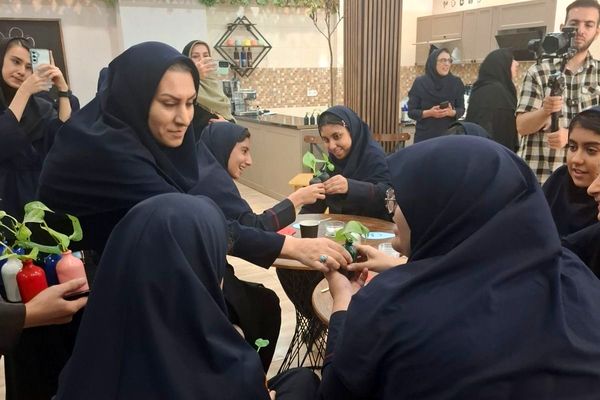 کافه‌ای برای فکر کردن و کتابخانه ای برای زندگی