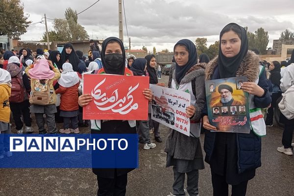 دانش‌آموزان شهر گرماب در راهپیمایی 13 آبان