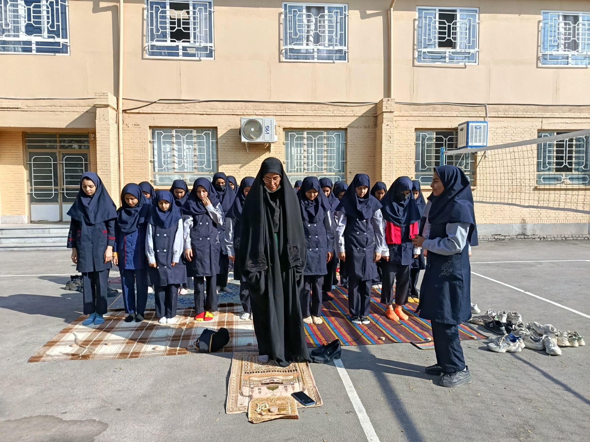 اقامه نماز باران در دبیرستان دخترانه یک وکیلی 3