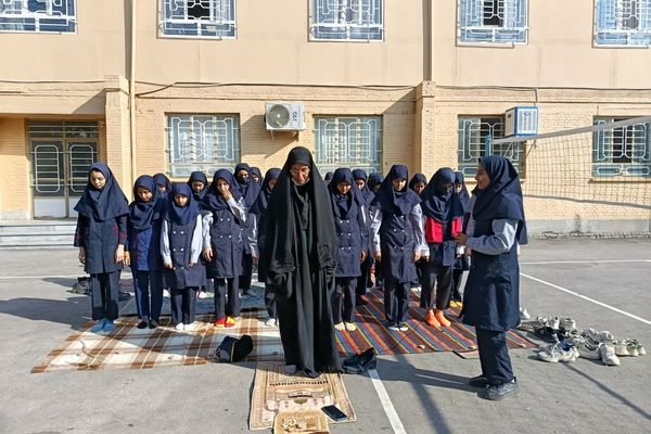 اقامه نماز باران در دبیرستان دخترانه یک وکیلی 3