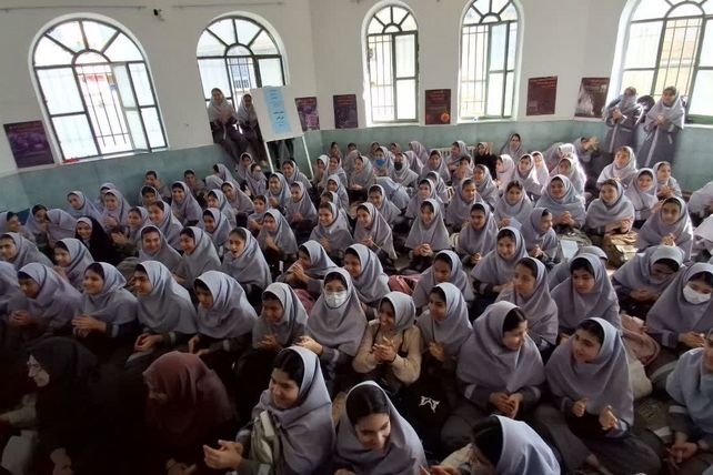 صدای پای مهربانی در راهروهای بیمارستان تا مدارس