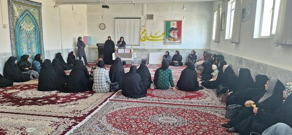 جلسه توانمندسازی والدین پایه هفتم و گفتمان تربیتی- درسی در دبیرستان فیاض کاشمر
