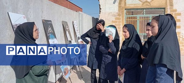 نمایشگاه پیشگیری از آسیب های اجتماعی در دبیرستان مادرمهربان خلیل آباد