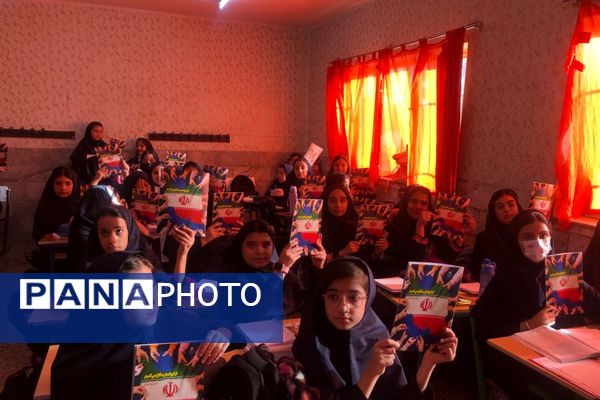 گرامیداشت دانش‌آموزان جنگ ۱۲ روزه با اهدای کتاب «از ایرانمان دفاع می‌کنیم»