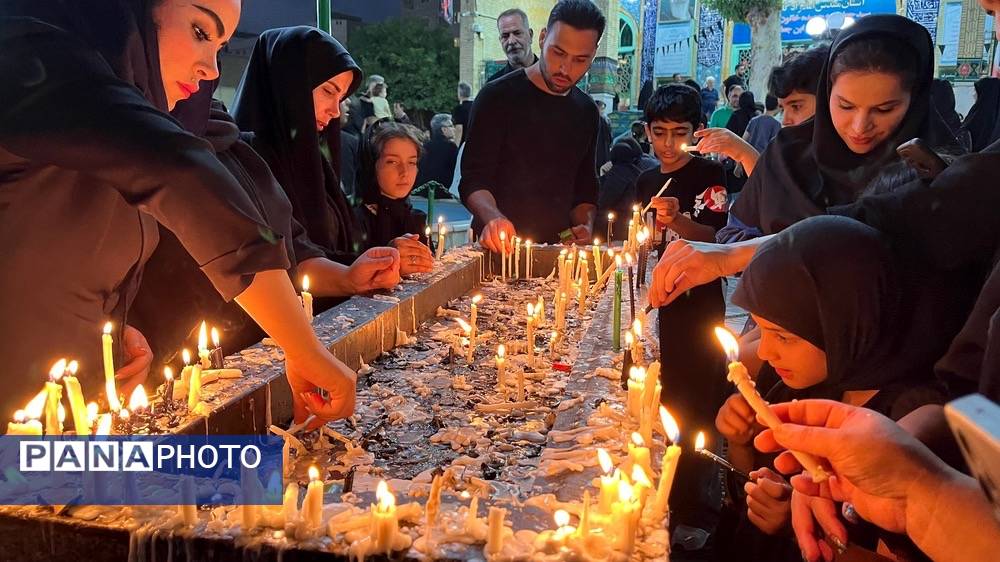 نوجوانان تهرانی هم‌نوا با اسرای کربلا به سوگ امام حسین (ع) نشستند