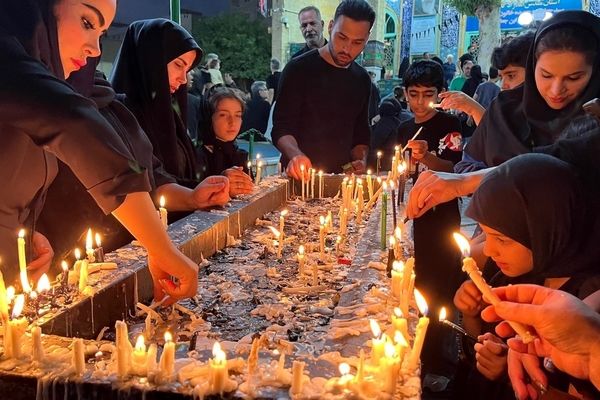 نوجوانان تهرانی هم‌نوا با اسرای کربلا به سوگ امام حسین (ع) نشستند