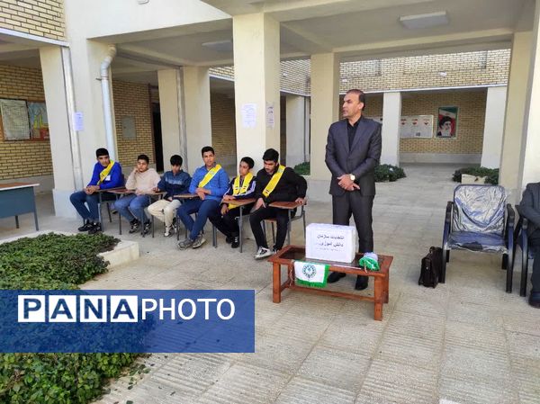 مشارکت پرشور دانش‌آموزان در انتخابات شورای پیشتاز مدرسه کوثر