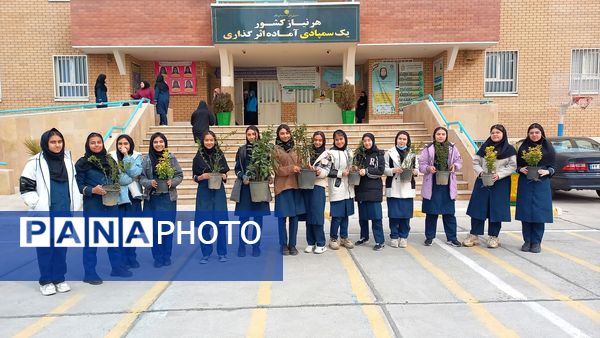 دانش‌آموزان و مسئولین شهرستان ملارد، در روز درختکاری جوانه‌های امید را به زمین هدیه دادند