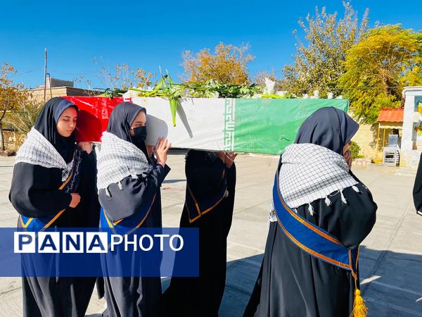 استقبال دانش‌آموزان‌ دبیرستان شاهد ریحانه‌النبی گناباد از پیکر مطهر شهید گمنام