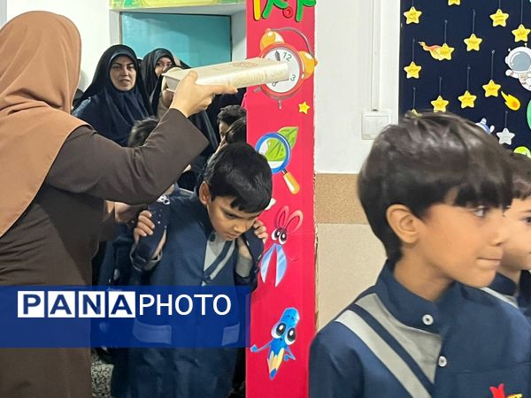 نواختن زنگ شکوفه‌ها در دبستان شاهد پسران شهرستان محمودآباد