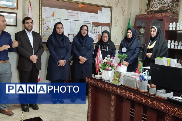 پاسداشت مقام شامخ معلم در آموزشگاه هیأت امنایی فرزانگان ملارد؛ با نواختن زنگ سپاس معلم 
