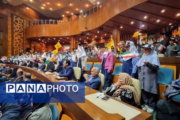 حضور دانش‌آموزان ناحیه دو شهرری در همایش محیط زیست 