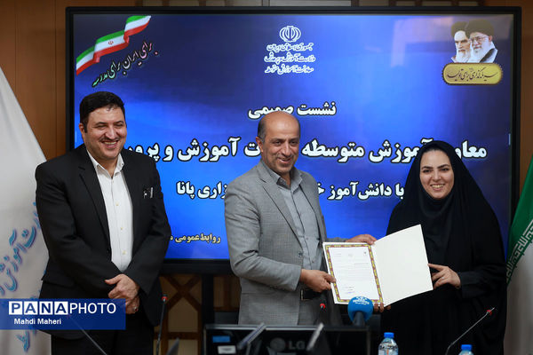 نشست صمیمی معاون آموزش متوسطه وزارت آموزش و پرورش با دانش‌آموز خبرنگاران خبرگزاری پانا