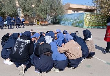 جلسه آموزشی مقابله با حوادث و خطرات زمین لرزه در دبیرستان شهید دهقان