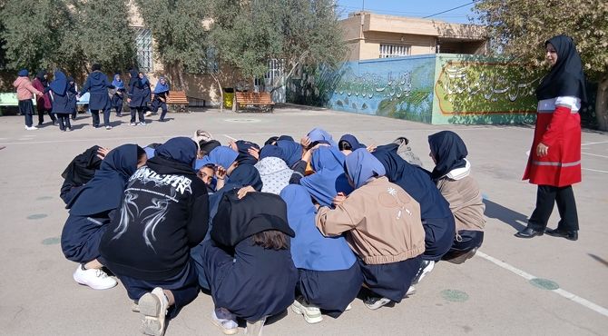 جلسه آموزشی مقابله با حوادث و خطرات زمین لرزه در دبیرستان شهید دهقان