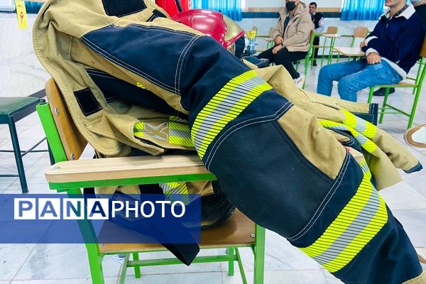  آماده‌سازی مانور زلزله با آموزش آتش‌نشان‌ها در مدرسه نمونه‌دولتی شهید مطهری رباط‌کریم