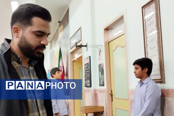 گفت‌وگوی آموزشی پس از اقامه نماز جماعت در دبیرستان شهید چمران