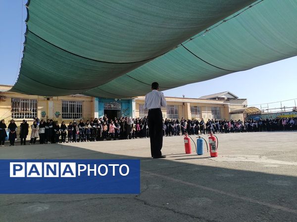 آموزش اطفاء حریق در مدرسه ناهید نخودی