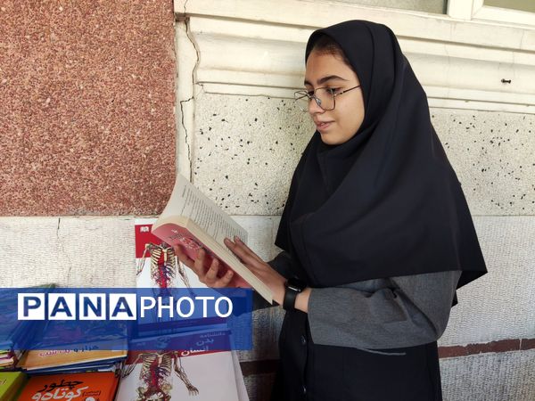  نمایشگاه کتاب به مناسبت هفته کتاب و کتابخوانی در آموزشگاه شهدای معلم ۲
