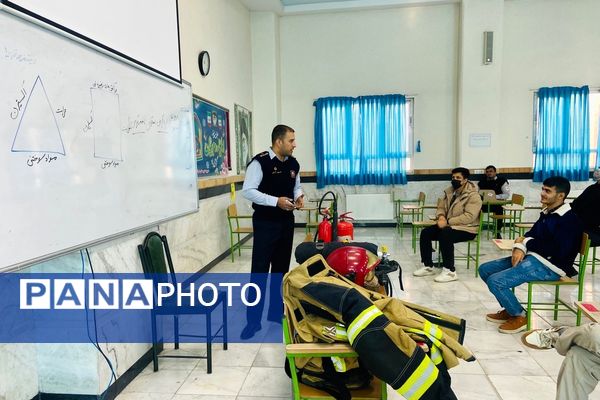  آماده‌سازی مانور زلزله با آموزش آتش‌نشان‌ها در مدرسه نمونه‌دولتی شهید مطهری رباط‌کریم