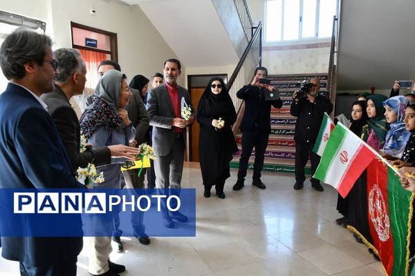 حضور نماینده کمیساریای عالی سازمان ملل در دبستان وحدت بیرجند 