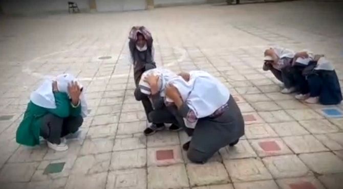 برگزاری مراسم مانور زلزله در دبستان پانزده خرداد زارچ