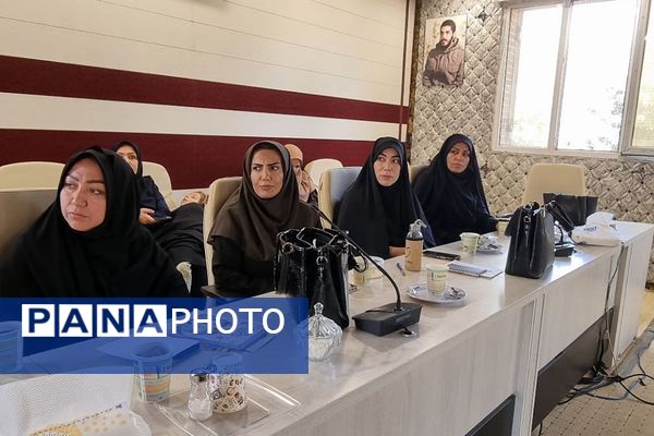 برگزار کارگاه‌های آموزشی ویژه رابطین امور بانوان مدارس منطقه کهریزک 