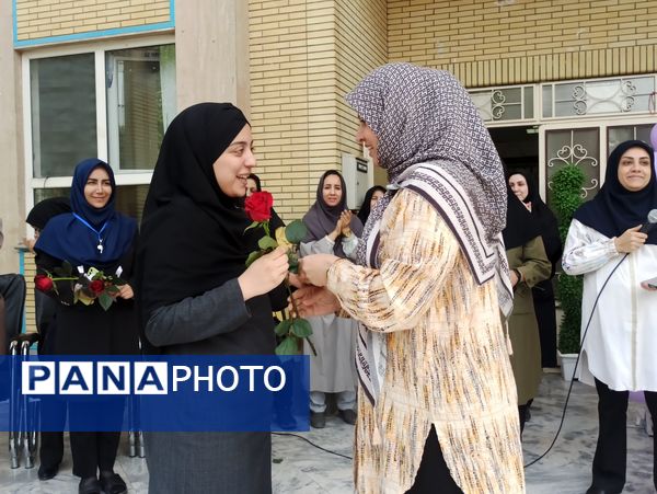 تجلیل از معلم و دختر ایرانی در بهار کرامت 